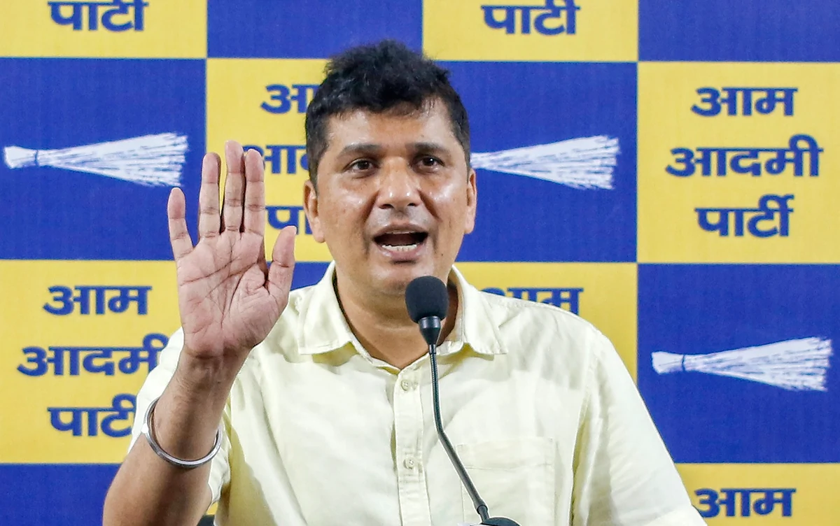 दिल्ली: दशहरे पर रावण संग कॉकरोच का पुतला दहन, AAP ने LG से की FIR की मांग