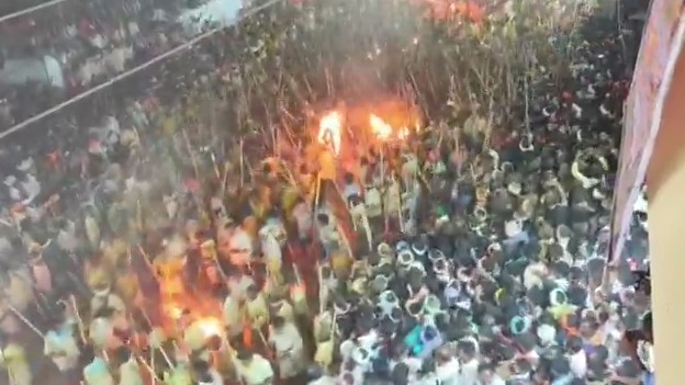 आंध्र प्रदेश: पारंपरिक 'बन्नी उत्सव' में लाठियों से जंग, एक युवक की मौत और 100 से ज़्यादा घायल