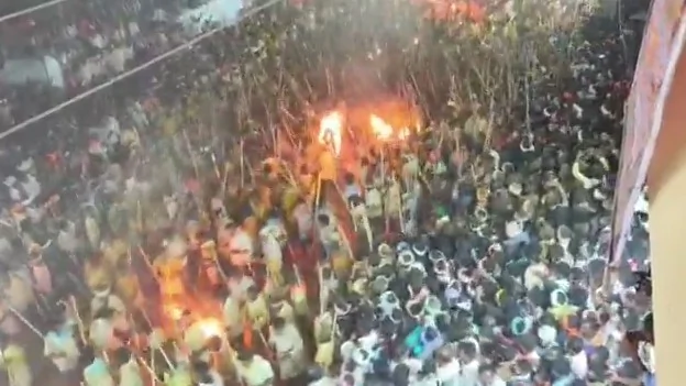 आंध्र प्रदेश: पारंपरिक 'बन्नी उत्सव' में लाठियों से जंग, एक युवक की मौत और 100 से ज़्यादा घायल