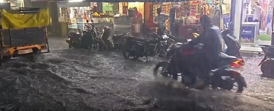 चेन्नई में भारी बारिश से जनजीवन अस्त-व्यस्त, मुख्यमंत्री ने मंत्रियों को तत्काल शहर लौटने का दिया निर्देश