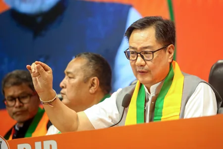 ‘रिजीम चेंज’ वाले बयान पर राजनीतिक घमासान, किरेन रिजिजू ने ‘गद्दारों’ को लेकर किया ट्वीट