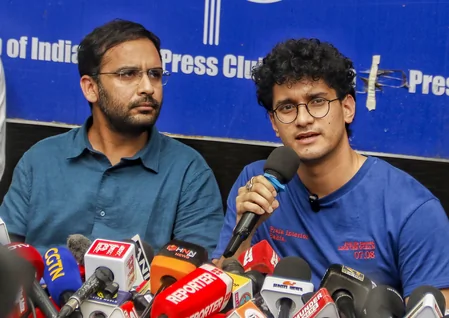 ‘आप जेन-जी नहीं हैं’: दिल्ली हाईकोर्ट की टिप्पणी के बाद ‘कॉकरोच जनता पार्टी’ के नेताओं ने याचिका वापस ली