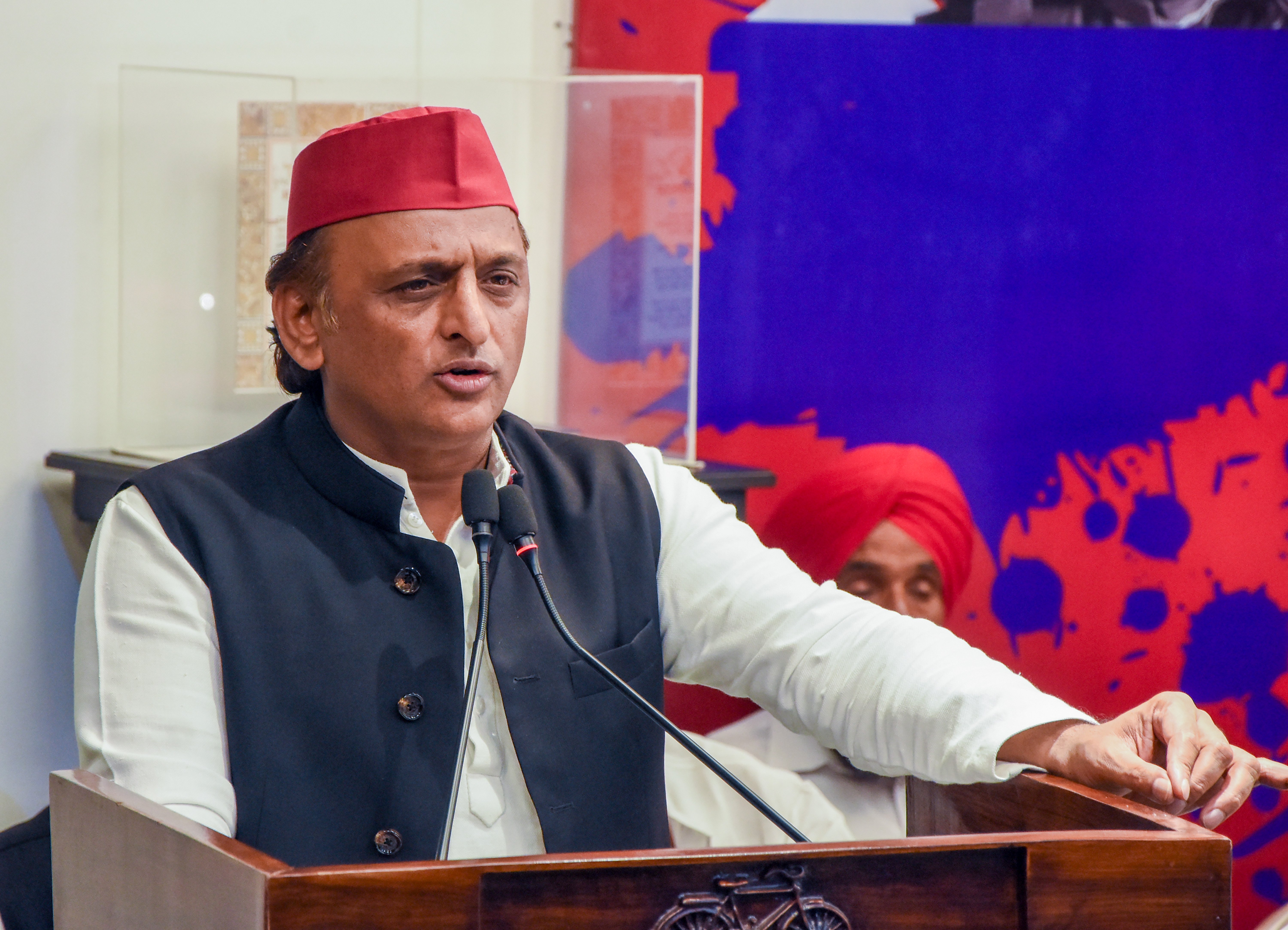चुनाव आयोग में आंतरिक मतभेद पर अखिलेश यादव ने उठाए सवाल, सुप्रीम कोर्ट से संज्ञान लेने की अपील