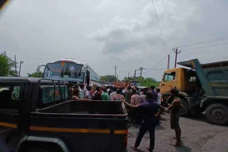 हजारीबाग: सड़क हादसे में युवक की मौत के बाद ग्रामीणों का प्रदर्शन, NTPC का कोयला परिवहन रुका