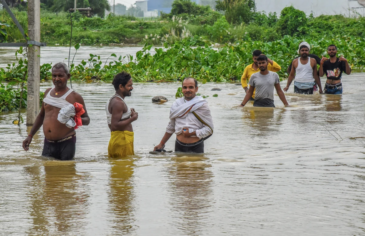 बिहार में बाढ़ का संकट गहराया, कोसी और गंगा समेत 8 नदियाँ उफान पर, 13 जिले प्रभावित