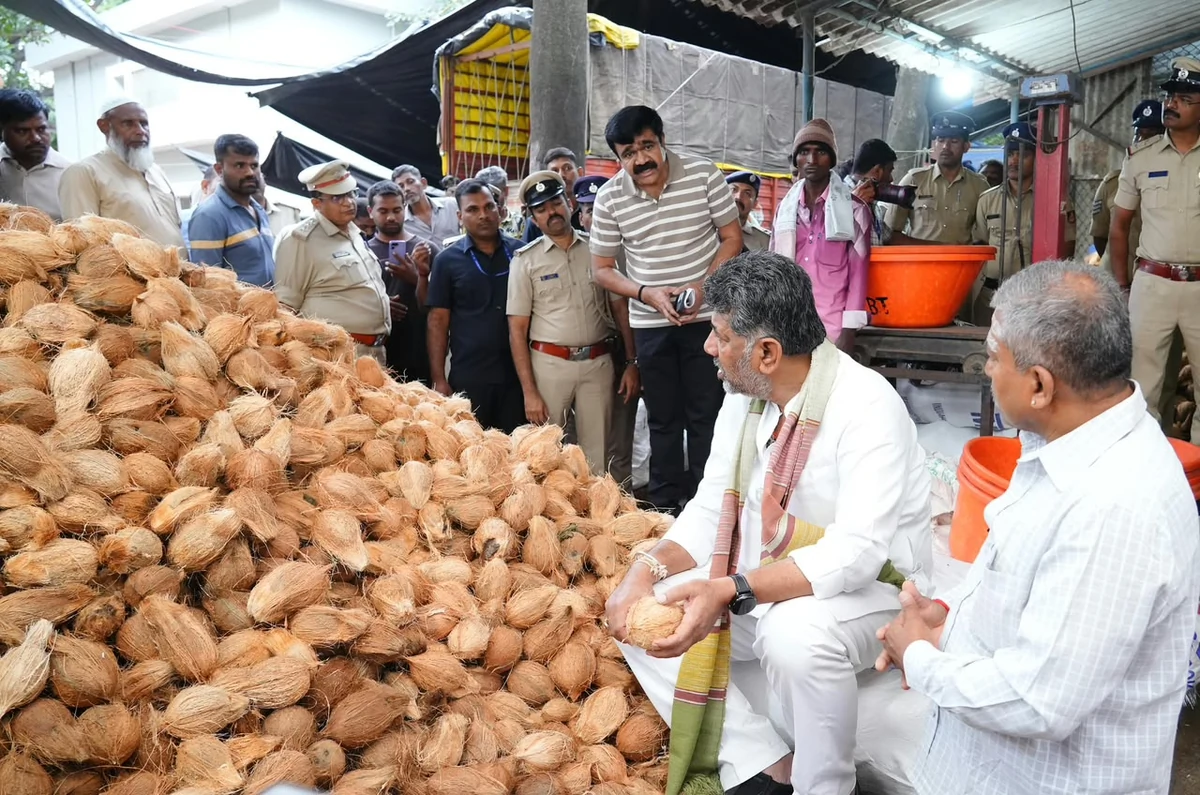 यशवंतपुर APMC बाजार में औचक निरीक्षण पर सीएम शिवकुमार, किसानों और व्यापारियों की सुनीं समस्याएं