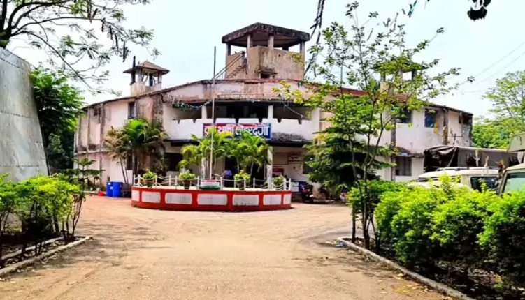 लोहरदगा में कंस्ट्रक्शन साइट पर हमला: अपराधियों ने गार्ड को गोली मारी, गाड़ी फूंकी