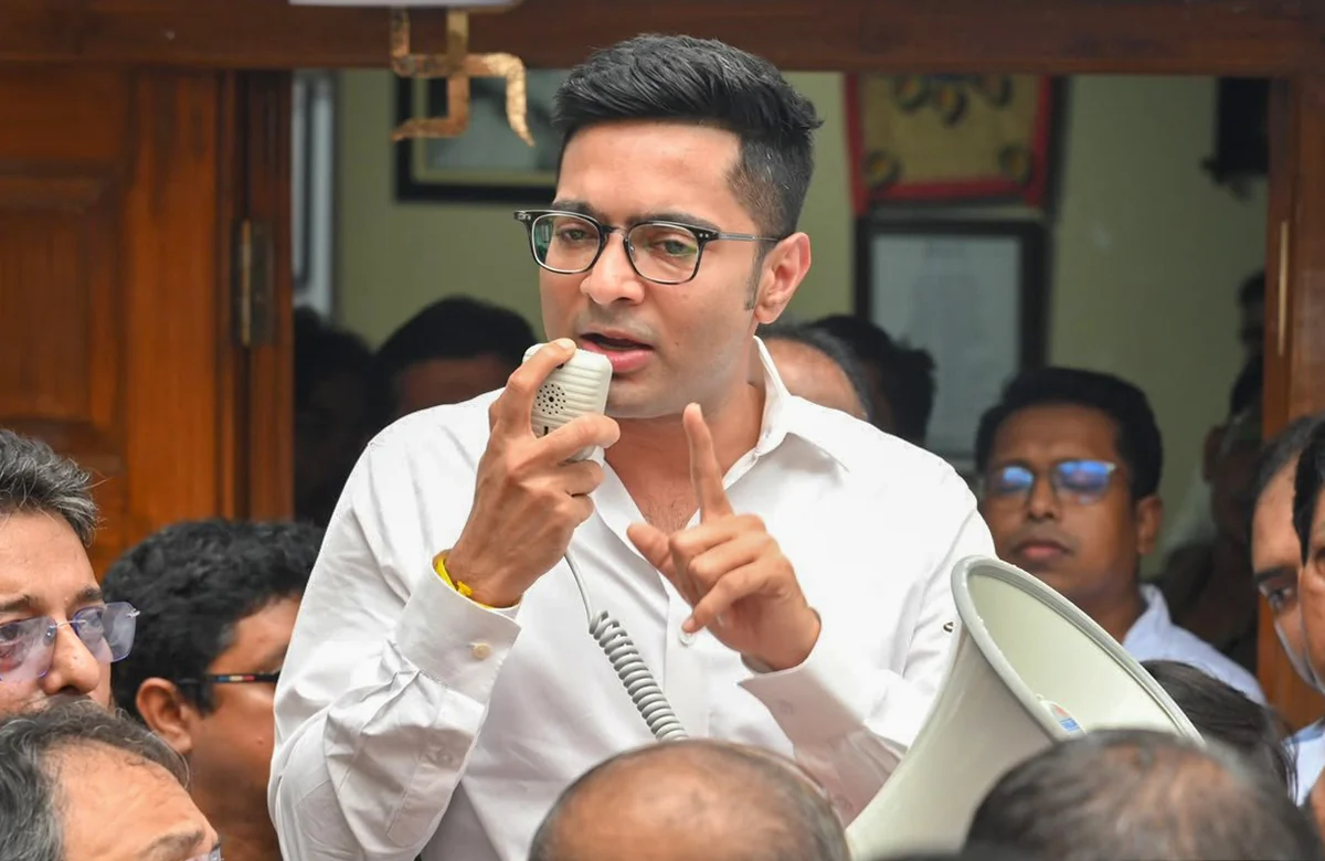 पश्चिम बंगाल: अभिषेक बनर्जी के खिलाफ दोहरी मुसीबत, भ्रष्टाचार और धमकी के आरोपों में BJP ने दर्ज कराई शिकायतें