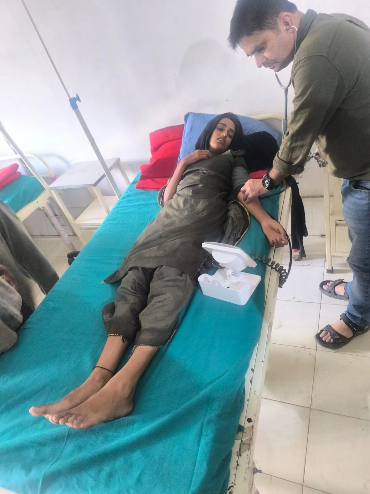 जम्मू-कश्मीर: सेना के जवानों ने मेंढर नाले से बेहोश किशोरी को बचाया, पुलिस ने पहुंचाया अस्पताल