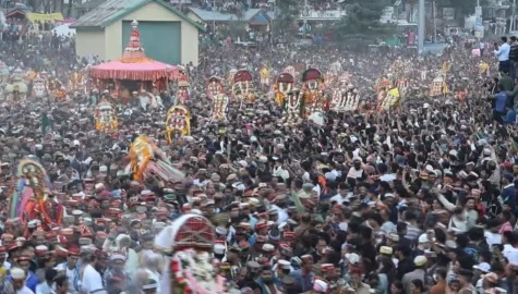 कुल्लू दशहरा: भव्य रथयात्रा और 'जय श्रीराम' के जयकारों के साथ अंतर्राष्ट्रीय उत्सव का आगाज़