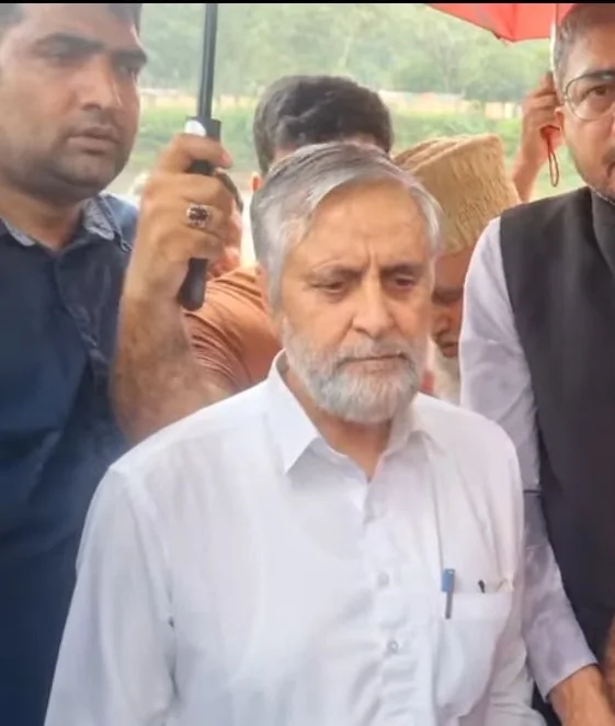 पुंछ में भूस्खलन: जम्मू-कश्मीर से सांसद मियां अल्ताफ अहमद का काफिला चपेट में आया, सभी सुरक्षित