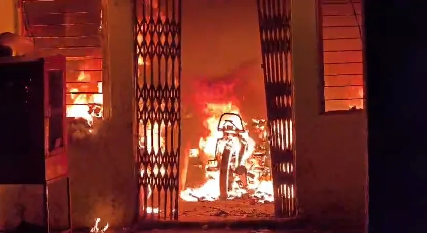 बिलासपुर: रिहायशी इमारत में आधी रात को लगी भीषण आग, स्थानीय लोगों ने रस्सी से 75 जानें बचाईं