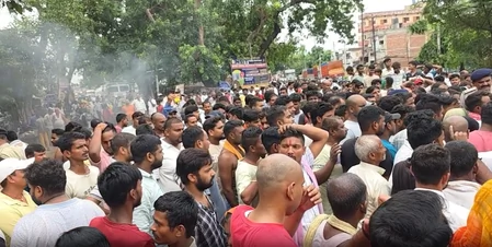 पटना: पूर्व मुखिया का शव खेत में मिला, हत्या के आरोप पर भड़के लोग, सड़क पर आगजनी