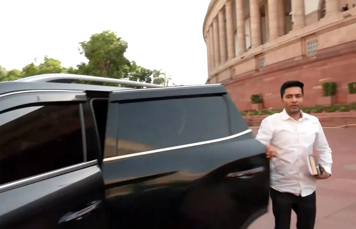 TMC के 20 बागी सांसदों पर फैसला लटका, अभिषेक बनर्जी ने लोकसभा स्पीकर से की जल्द कार्रवाई की मांग