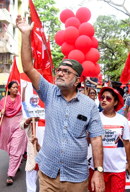पूर्व सांसद विकास रंजन भट्टाचार्य के घर पर हमला: एक व्यक्ति गिरफ्तार, पुलिस कर रही पूछताछ