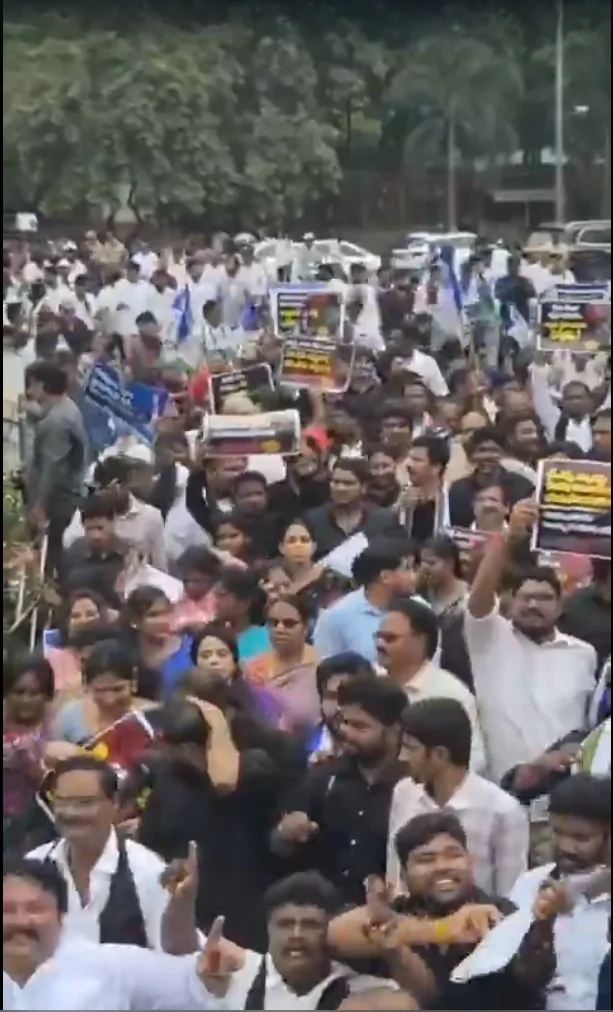आंध्र प्रदेश शिक्षक भर्ती: YSRCP ने सड़क पर उतरकर मांगा शिक्षा मंत्री का इस्तीफा, CBI जांच की मांग
