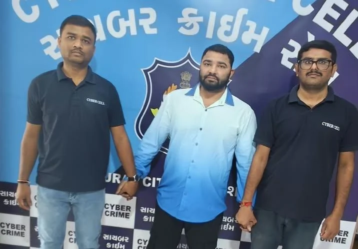 सूरत: डेटिंग ऐप पर मिला मुनाफे का लालच, ई-कॉमर्स के नाम पर शख्स ने गंवाए 5.88 लाख रुपये, वाराणसी से जिम ट्रेनर गिरफ्तार