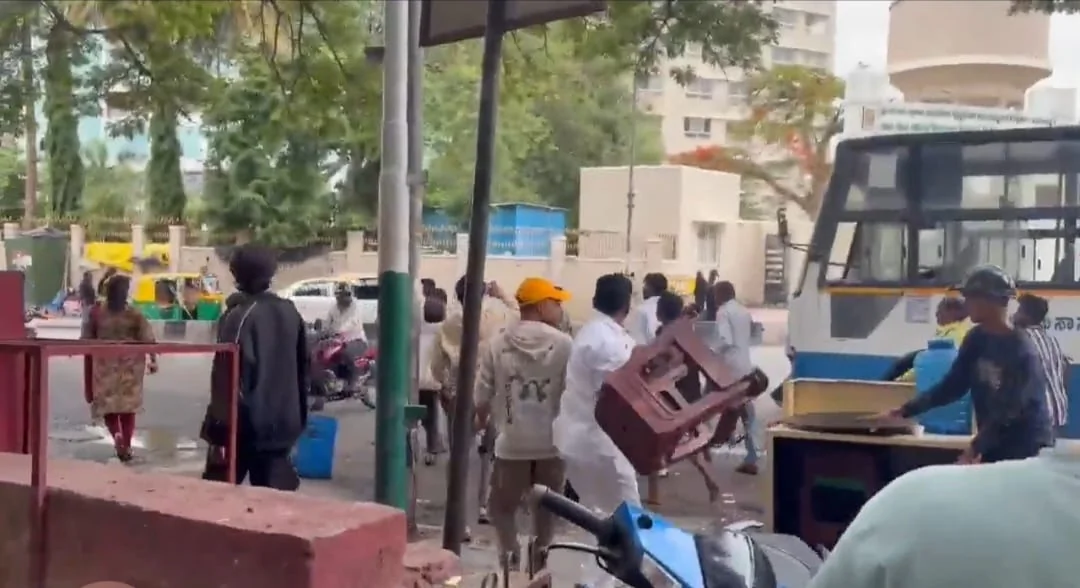 बेंगलुरु: अतिक्रमण हटा रही नगर निगम टीम पर हमला, पेपर स्प्रे और हेलमेट से मारपीट