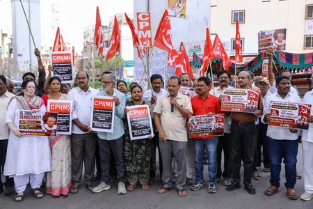 कोझिकोड: मुख्यमंत्री विजयन और बेटी वीणा के समर्थन में रैली, उम्मीद से कम जुटे CPI(M) कार्यकर्ता