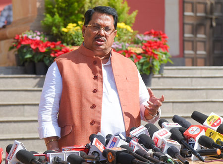 महाराष्ट्र विधानसभा: किसानों की आत्महत्या के मुद्दे पर विपक्ष का हंगामा, सदन से वॉकआउट