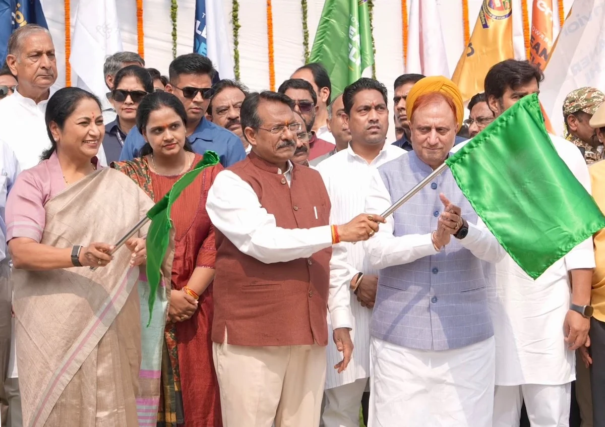 दिल्ली में कचरा प्रबंधन के लिए बड़ी पहल, महिला चालकों के साथ नए वाहन और मशीनें सड़कों पर उतरीं