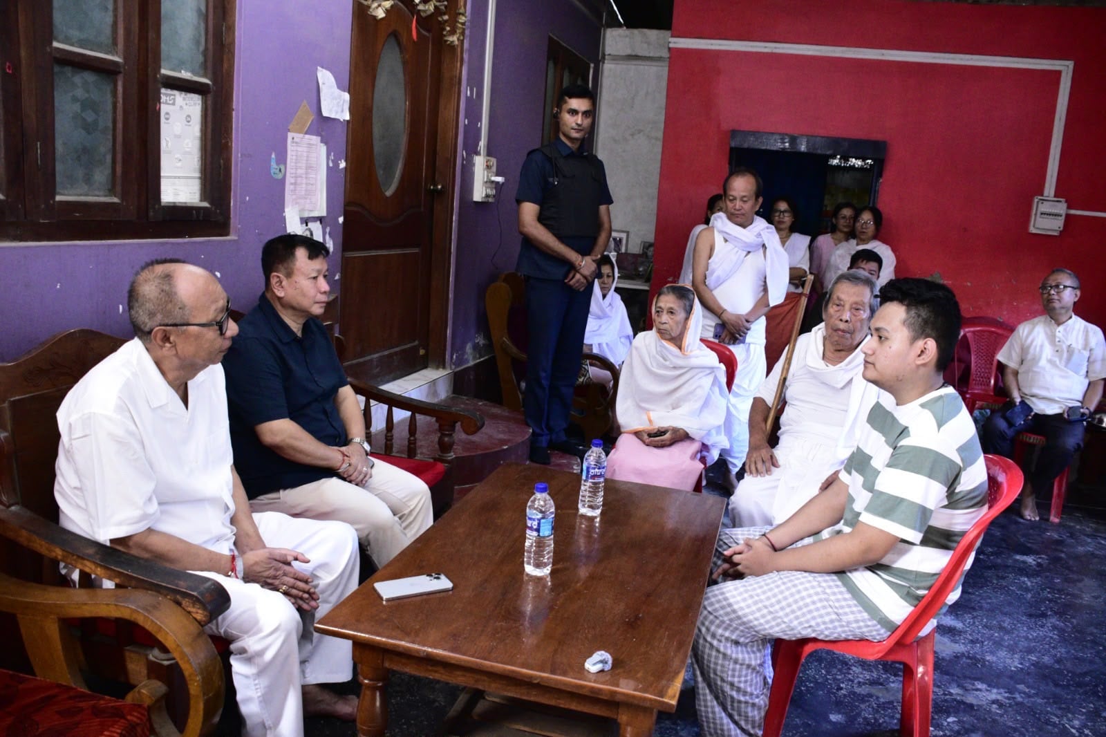 मणिपुरी संगीतकार विक्रम सिंह की हत्या: मुख्यमंत्री खेमचंद ने परिवार से की मुलाकात, न्याय का भरोसा दिलाया