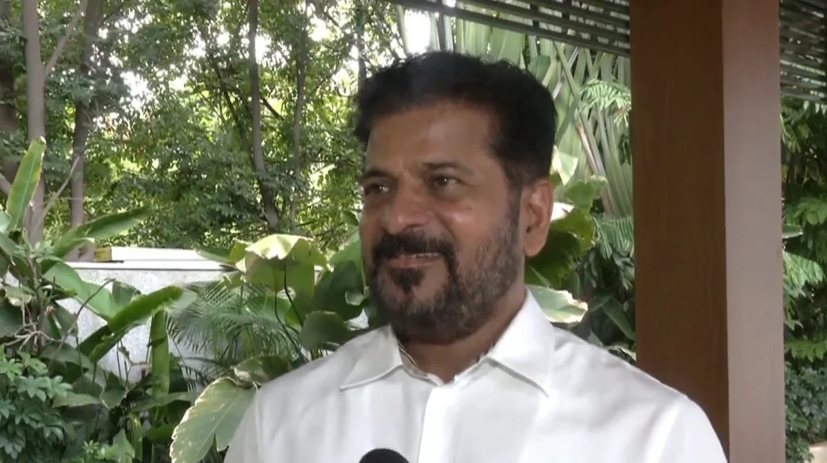 चुनाव लड़ने की न्यूनतम उम्र 21 साल हो: तेलंगाना के मुख्यमंत्री रेवंत रेड्डी ने उठाई मांग