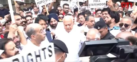 जम्मू-कश्मीर: राज्य का दर्जा बहाली के लिए फारूक अब्दुल्ला के नेतृत्व में दिल्ली में प्रदर्शन, कांग्रेस भी शामिल