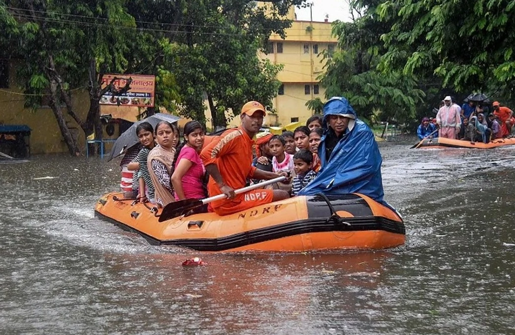 गुजरात: भोगावो नदी में उफान से टापू बना धोलेरा का वनितलाव गांव, बचाव अभियान तेज
