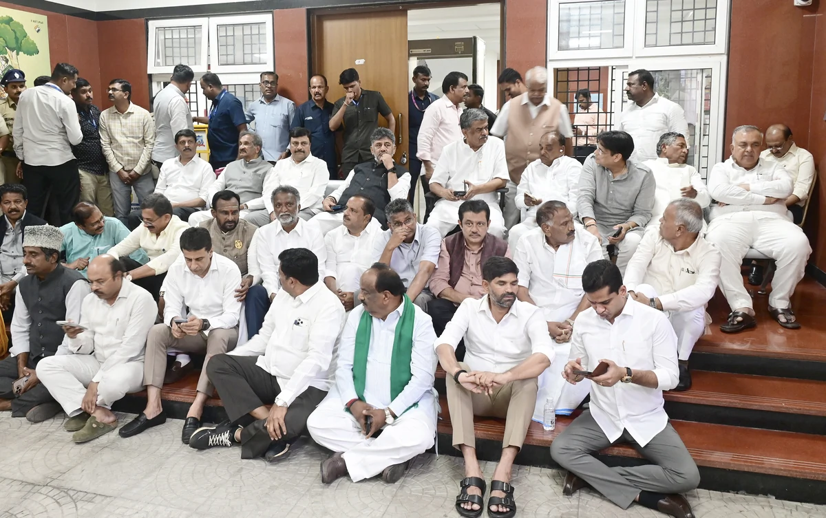 कर्नाटक: CEO दफ्तर में प्रदर्शन को लेकर बढ़ा विवाद, BJP ने CM शिवकुमार की गिरफ्तारी की मांग की