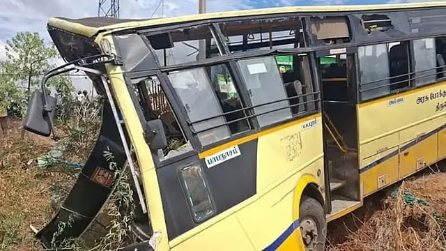 तमिलनाडु: तिरुनेलवेली में लॉरी और बस की सीधी टक्कर, कंडक्टर की मौत, 20 से ज़्यादा यात्री घायल