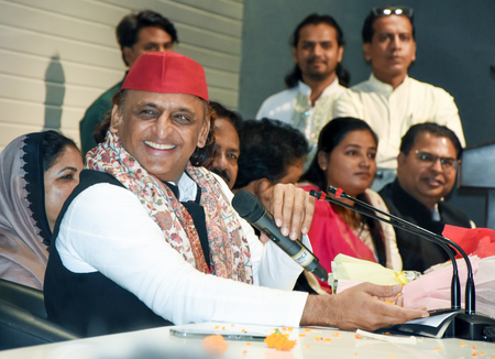 अखिलेश यादव का भाजपा पर निशाना: 'नेशन फर्स्ट नहीं, डोनेशन फर्स्ट' नीति, चंदे के लिए आस्था से खिलवाड़ का आरोप
