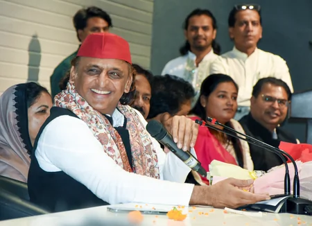 अखिलेश यादव का भाजपा पर निशाना: 'नेशन फर्स्ट नहीं, डोनेशन फर्स्ट' नीति, चंदे के लिए आस्था से खिलवाड़ का आरोप