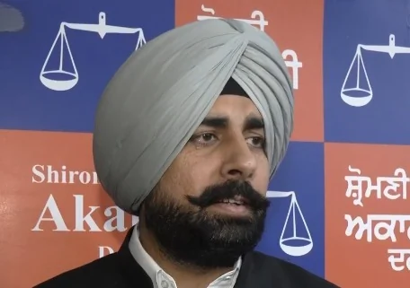 पंजाब: पुरानी तस्वीर पर सियासी घमासान, अकाली दल का आरोप- 'AAP सरकार ने 5 करोड़ लेकर दुष्कर्म आरोपी को बचाया'