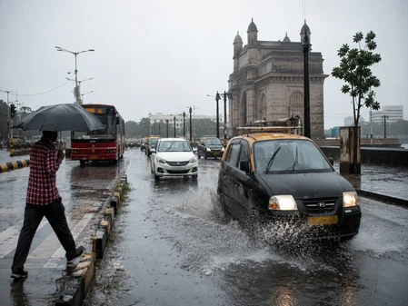महाराष्ट्र: मुंबई समेत 6 जिलों में भारी बारिश का रेड अलर्ट, कई इलाकों में स्कूल-कॉलेज बंद