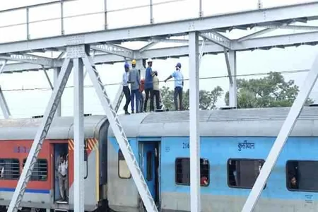 झारखंड: स्टील एक्सप्रेस पर गिरा हाई-टेंशन तार, स्वर्णरेखा नदी पुल पर रुकी ट्रेन, बड़ा हादसा टला