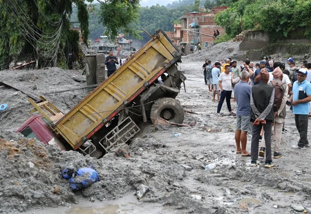 नेपाल में बाढ़ का कहर: मृतकों की संख्या 900 के पार, 4200 से ज़्यादा अब भी लापता