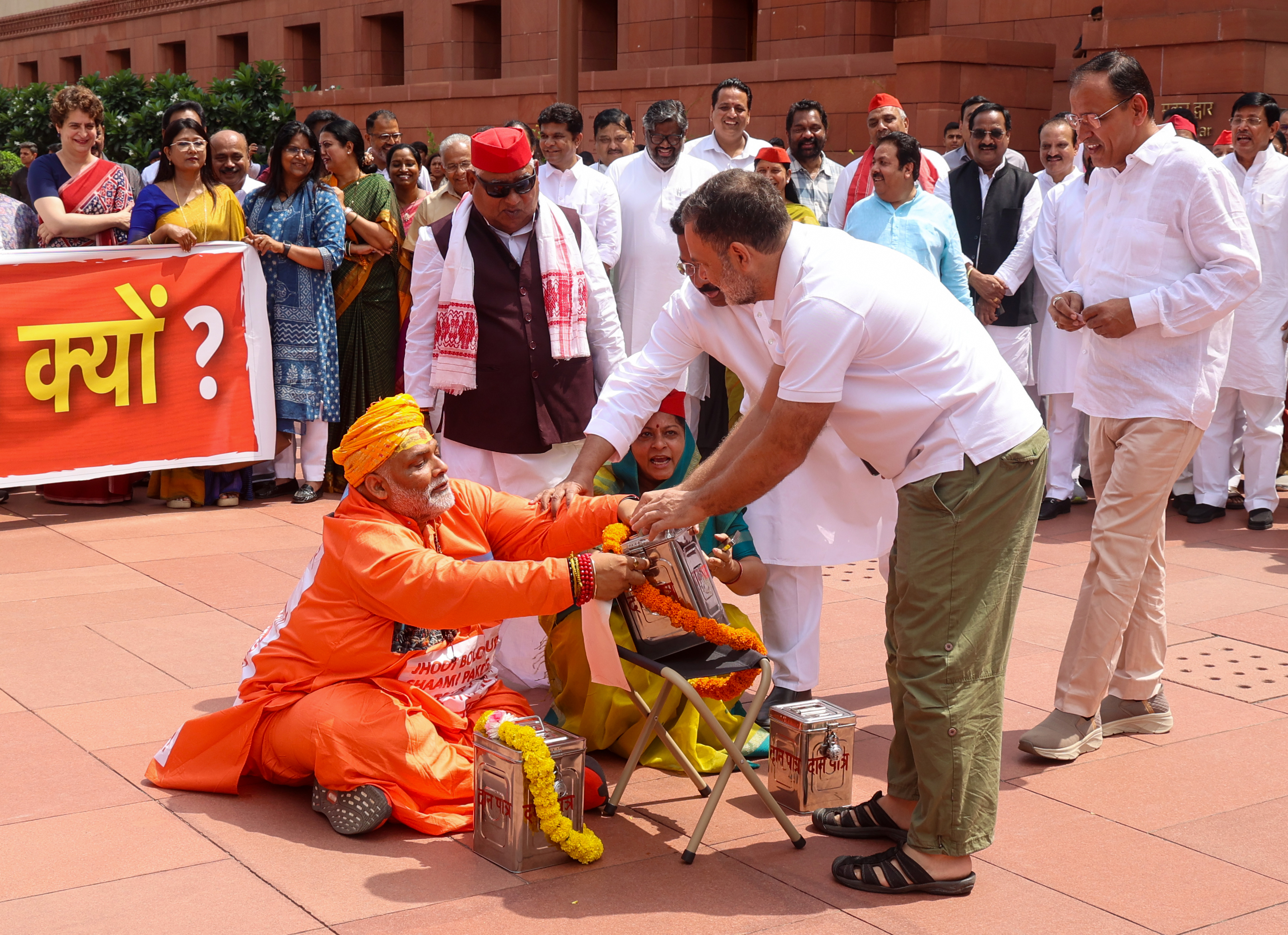 संसद में पप्पू यादव का 'भगवा' प्रदर्शन: BJP और VHP ने विपक्ष पर साधा निशाना, बताया 'सनातन का अपमान'