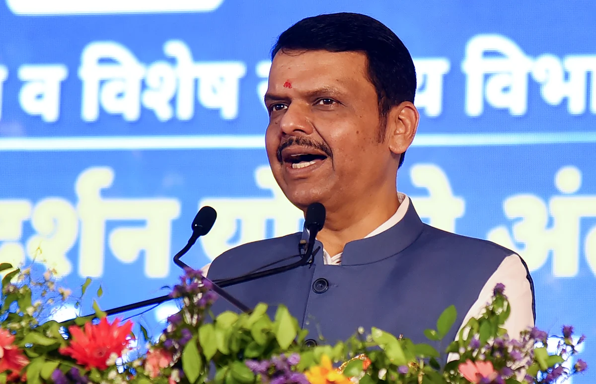 फडणवीस का उद्धव पर तंज: 'जो अपनी पार्टी न बचा सके, वे सत्ता परिवर्तन की बात कर रहे हैं'