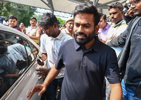 दिल्ली: कनॉट प्लेस में 'तिरंगा लहराने' से पहले आयोजक अभिजीत दिपके एहतियाती हिरासत में लिए गए
