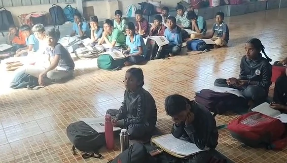 कर्नाटक: सरकारी आवासीय स्कूल के 172 छात्र पांच साल से गोशाला में रहने को मजबूर, शिक्षा मंत्री ने मांगी रिपोर्ट