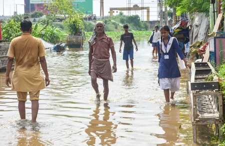 औरंगाबाद: भारी बारिश के बीच कच्चा मकान ढहा, सोते हुए परिवार पर गिरा मलबा, एक बच्ची की मौत