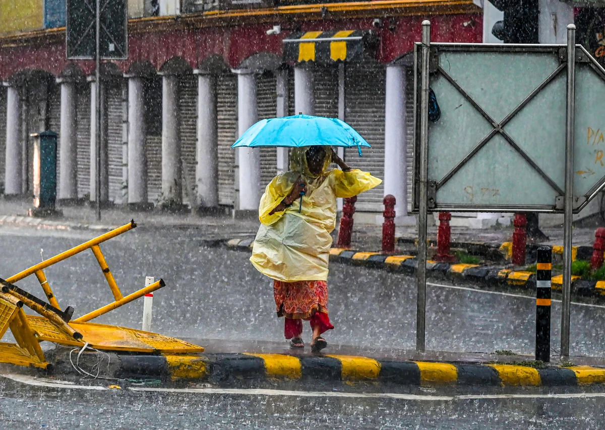 दिल्ली-NCR में भारी बारिश: गर्मी से राहत, पर जलभराव और जाम ने बढ़ाई लोगों की मुसीबत
