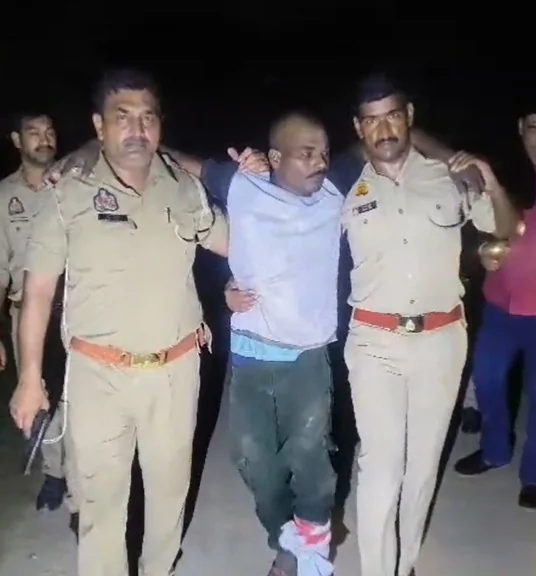गाजियाबाद: पुलिस मुठभेड़ में शातिर नकबजन घायल, 50 लाख के चोरी के ज़ेवर बरामद