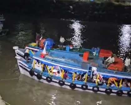 मुंबई: गेटवे ऑफ इंडिया के पास समुद्र में फंसी फेरी, 34 यात्रियों समेत 38 लोग सुरक्षित निकाले गए