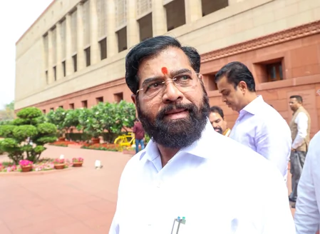 ठाणे होर्डिंग हादसा: उपमुख्यमंत्री शिंदे के आदेश पर एक्शन, अवैध होर्डिंग्स हटाने का अभियान शुरू