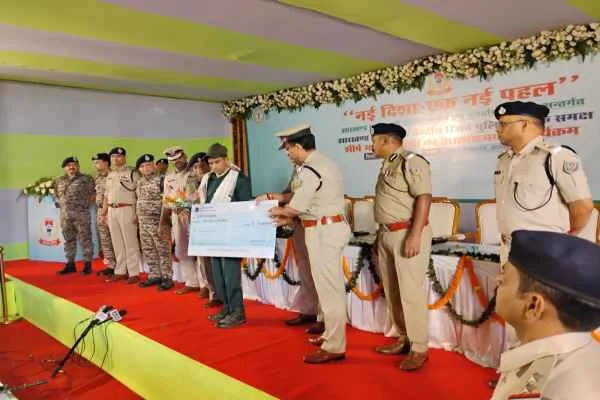 झारखंड: एक करोड़ के इनामी नक्सली के अंगरक्षक समेत 16 माओवादियों ने किया आत्मसमर्पण
