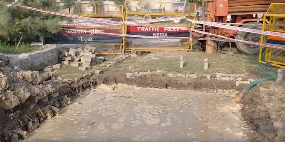 ग्रेटर नोएडा: सोसायटी में बच्चे की डूबने से मौत, प्राधिकरण के तीन बड़े अधिकारियों पर एक्शन