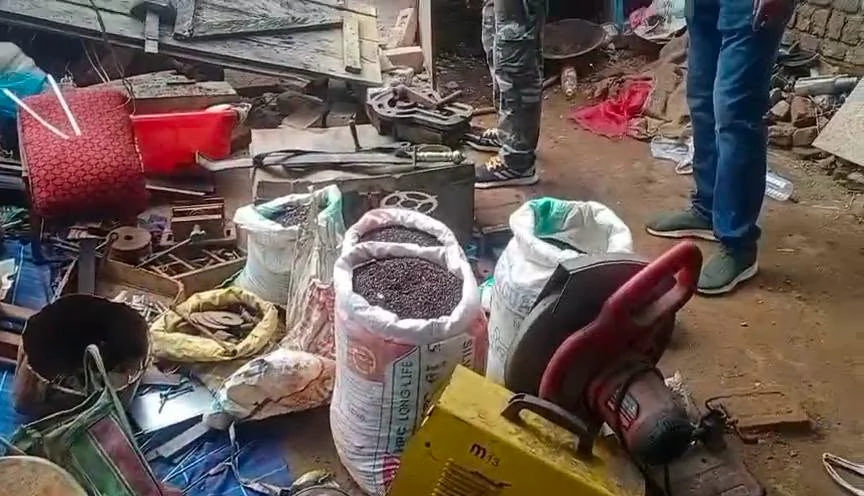 झारखंड: समाजसेवी का नकाब ओढ़कर घर में चला रहा था बंदूक फैक्ट्री, JCB से दीवार तोड़कर पुलिस ने खोला राज़
