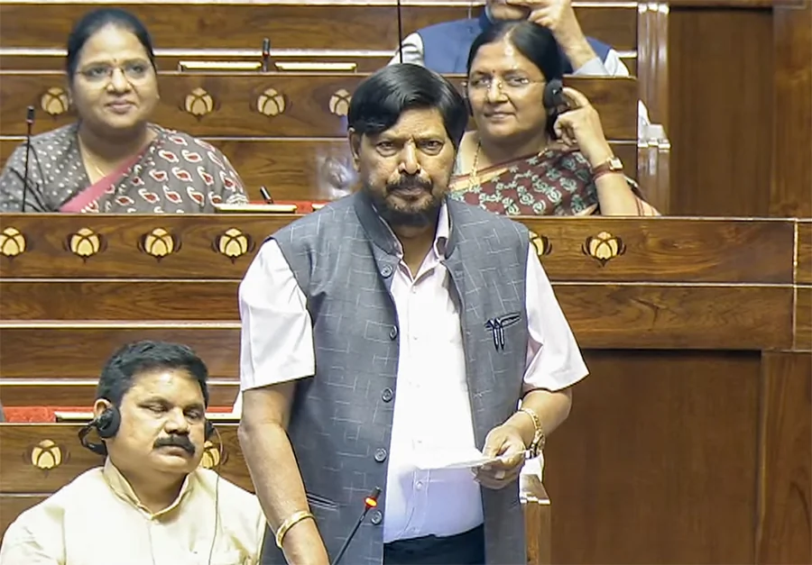 महाराष्ट्र: ऑटो-टैक्सी चालकों के लिए मराठी भाषा अनिवार्य, केंद्रीय मंत्री रामदास आठवले ने फैसले पर उठाए सवाल
